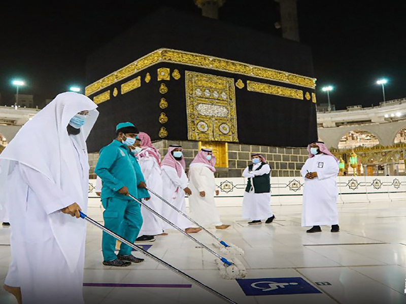 الرئيس العام لشؤون المسجد الحرام يشارك في تنظيف صحن المطاف في الحرم المكي